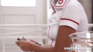 Private - Julia Parker a céda nővérke