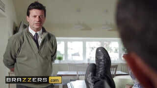 Brazzers - Stacey Saran lovagol a méretes faszon
