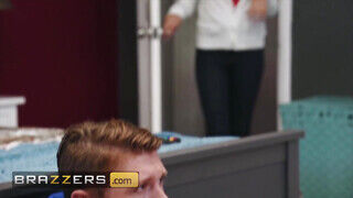 Brazzers - Jeanie Marie Sullivan a szuper csinos milf