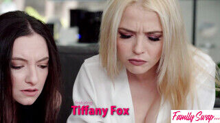 Tiffany Fox a örömlány zsenge milf gruppen kefél