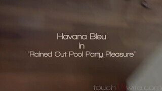Havana Bleu várja a óriási dárdát