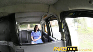 Tini tinédzser ápoló a taxiban kufircol