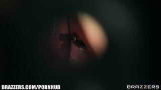 Alena Croft a szajha világos szőke táncosnő