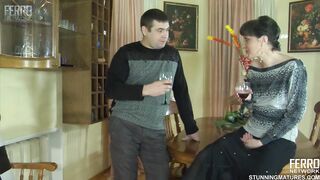 Orosz mami a nevelt fiával reszel