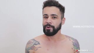 Kolumbiai ürgét kúrják a hatalmas farkú barna pasik