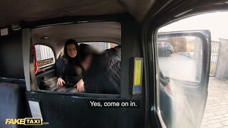 Zsenge nőci a taxiban közösül