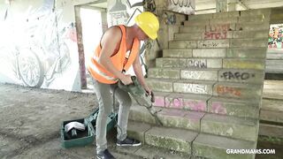 Gigantikus cickós érett nő hancúrozik a melóssal