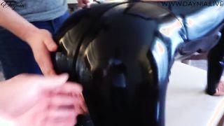 Latex ruhás anyukát hátsó nyílásba hancuroznak