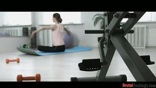 Jogázó tinédzser sunát kúrel hátsó nyílásba az edő