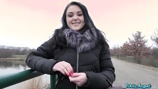 Orosz fiatal nőci pénzért közösül