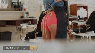 Brazzers - Marilyn Sugar a kéjhölgy fodrász