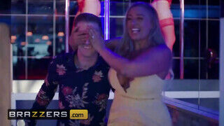 Brazzers - Blanche Bradburry imádja a méretes kukit
