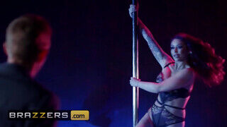 Brazzers - Monique Alexander a szívdöglesztő sztripper