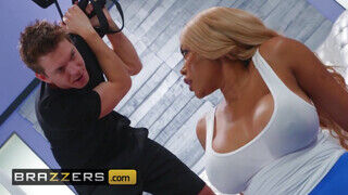 Brazzers - Moriah Mills a gigászi picsájú barna gádzsi