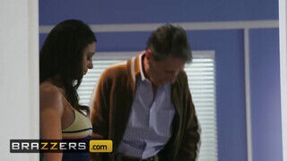 Brazzers - Danni Rivers idősebb sráccal kupakol