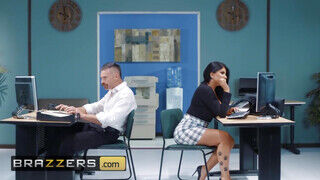 Brazzers - A vadító Romi Rain az irodában kufircol