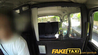 FakeTaxi - házas macát csak rábeszéli a sofőr egy dugásra