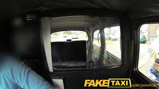 FakeTaxi - piros tornacipős nőci ánuszba kéri