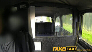 FakeTaxi - élvezz a pinámba a kocsi motorháztetőjén