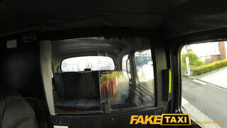 FakeTaxi - angol világos szőke bula istenien orálozza a hímvesszőt