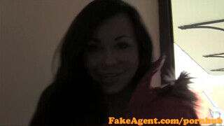 FakeAgent - műcsöcsös nőci szívesen lovagol