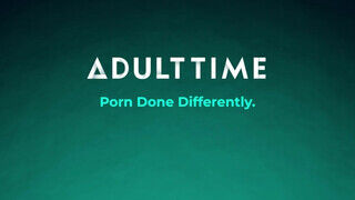 ADULT TIME - termetes tőgyes világos szőke gigászi csöcsű barnával ollózik és dug