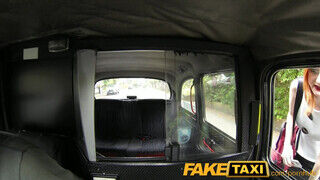 FakeTaxi szívdöglesztő vörös csajszika extra kannákkal