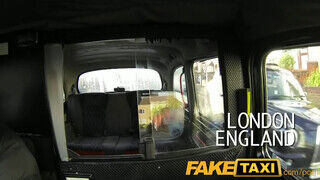 FakeTaxi világos szőke sunát nem nagyon zavarja az idősebb cerka