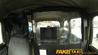 FakeTaxi kanos gádzsit meglepetés éri a hátsó ülésen