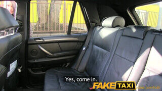 FakeTaxi szexy pipi csattogó csöcsökkel