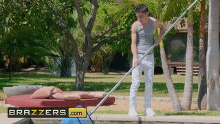 Brazzers - Lisa Ann és a zsenge medencés fiú