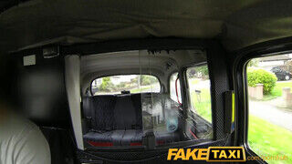FakeTaxi vörös hajú bige idősebb faszra bukik