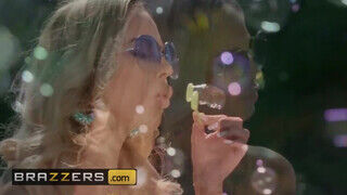 Brazzers - Olivia Austin nem csak cickóba reszelve