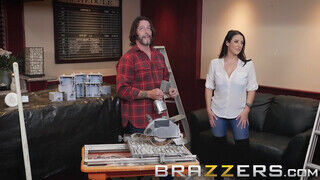 Brazzers - Angela White popókáját a melós bassza