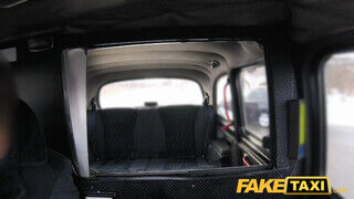 Fake Taxi méretes pinájú csajszi zokniban kúr