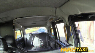 FakeTaxi Valentina Bianco herégi dugva hátsó bejáratba