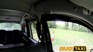 FakeTaxi még a sofőr popsiját is kinyalja a csajszika