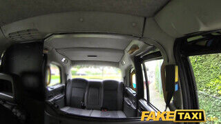 FakeTaxi fősulis lánynak öltözött csaj