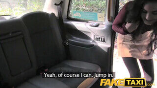 FakeTaxi - ártatlan pici fiatal csaj vastag pélót szop