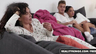Reality Kings - Apolonia Lapiedra élvezi a vastag farkat