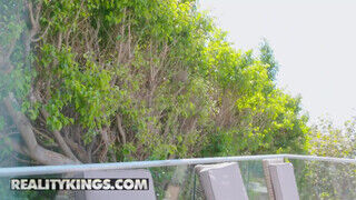 Reality Kings - Victoria Cakes a termetes picsájú csoki milf