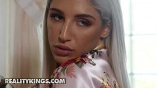 Reality Kings - Abella Danger fürdés után megkefélve