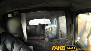 FakeTaxi - Segg Lyukba kúrt fiatal a taxiban