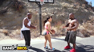 BANGBROS - Lisa Ann és a méretes farkú kosaras srácok