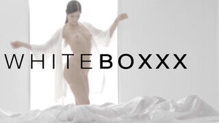 White Boxxx - Csábos barinő élvezi a kötözéses dugást
