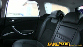 FakeTaxi - Tini pipit megbasznak a hátsó ülésen