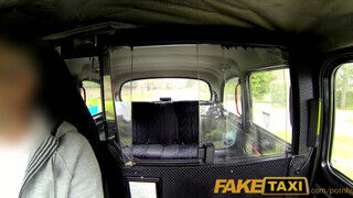 FakeTaxi - Chantelle Fox kúrel a taxissal