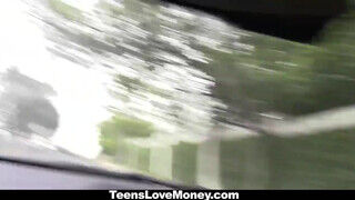 TeensLoveMoney - így mutat a csoki nőci arcán a sperma