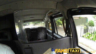 FakeTaxi - Molly Dae engedi popsiba is
