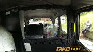 Faketaxi - szőrös pinájú milf csaj kamatyol egyet